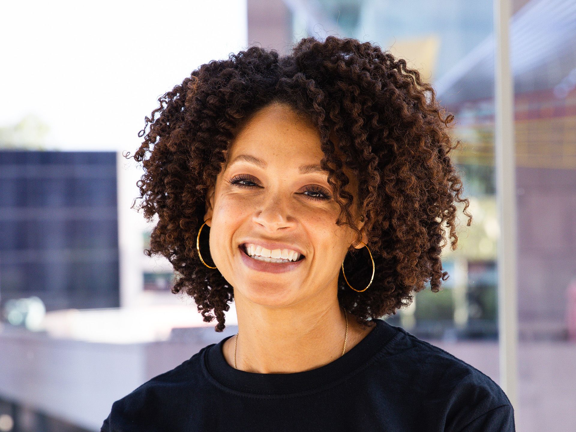 A screenshot of an advertorial article with a photo of a smiling woman, Anna Sladkey, and text about overhead arm positioning.